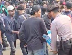 Polisi Turun Langsung Bagikan Minuman untuk Demonstran