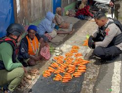 Personel Ops Damai Cartenz Dukung Perekonomian Lokal dengan cara Belanja Hasil Bumi di Paniai Timur