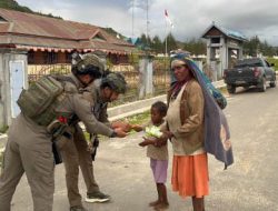 Sentuhan Humanis Satgas Ops Damai Cartenz Bersama Anak-Anak di Paniai