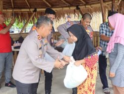 Jumat Berkah dan Jumat Curhat Kapolda Bengkulu bersama Masyarakat dan Nelayan di Teluk Segara