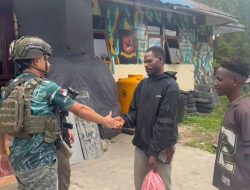 Personel Operasi Damai Cartenz Gelar Kegiatan Humanis Bersama Warga Enarotali