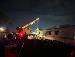 Brimob Amankan Lokasi Anjloknya Kereta Purwojaya di Bekasi