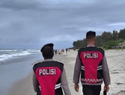 Polri hadir di tengah wisatawan: Polda Bengkulu patroli dan edukasi pengunjung Pantai Panjang