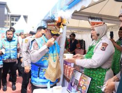 Wakapolri tinjau UMKM, Bakes, dan pembagian perlengkapan sekolah usai apel mitra Kamtibmas di Papua