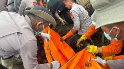 Tugas kemanusiaan berlanjut: Tim Brimob Polda Riau evakuasi jenazah korban bencana di Sumatra Barat