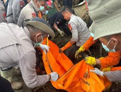 Tugas kemanusiaan berlanjut: Tim Brimob Polda Riau evakuasi jenazah korban bencana di Sumatra Barat