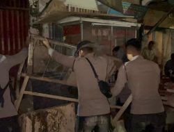 Personel polri bersihkan lumpur dan sampah pascabanjir di jalan lintas Aceh Tamiang