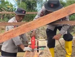 Respons cepat Polri, Brimob dirikan jembatan darurat Kataping Sungai Buluah