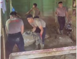 Brimob Polda Sumut gotong royong bersihkan rumah warga terdampak banjir dan longsor di Tapanuli Tengah