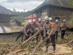 Tim SAR Brimob BKO Polda Sumbar Lakukan Pencarian Korban dan Salurkan Bantuan Banjir di Palembayan