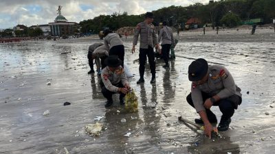 Polda Bali bersama TNI dan masyarakat gelar karya bakti pembersihan pantai Kedonganan dan Kuta