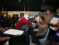 Momen Kapolri Ikut Donor Darah saat Hadiri Baksos HUT ke-53 Buruh KSPSI